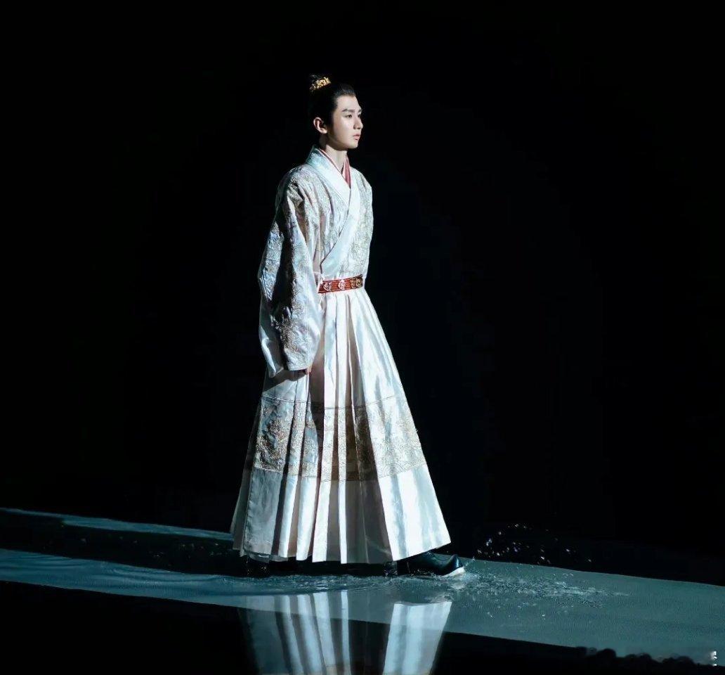林更新成毅的《两京十五日》官宣开机，林更新既是主演又是出品人，看来很看好这部剧。