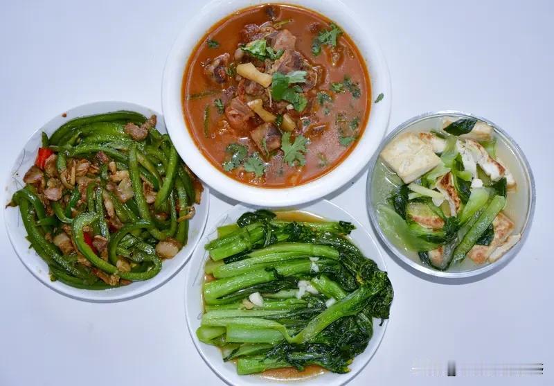 清炒时蔬脆嫩爽口，保留了青菜本身的清甜；红烧排骨炖得软烂入味，轻轻一抿就能脱骨；