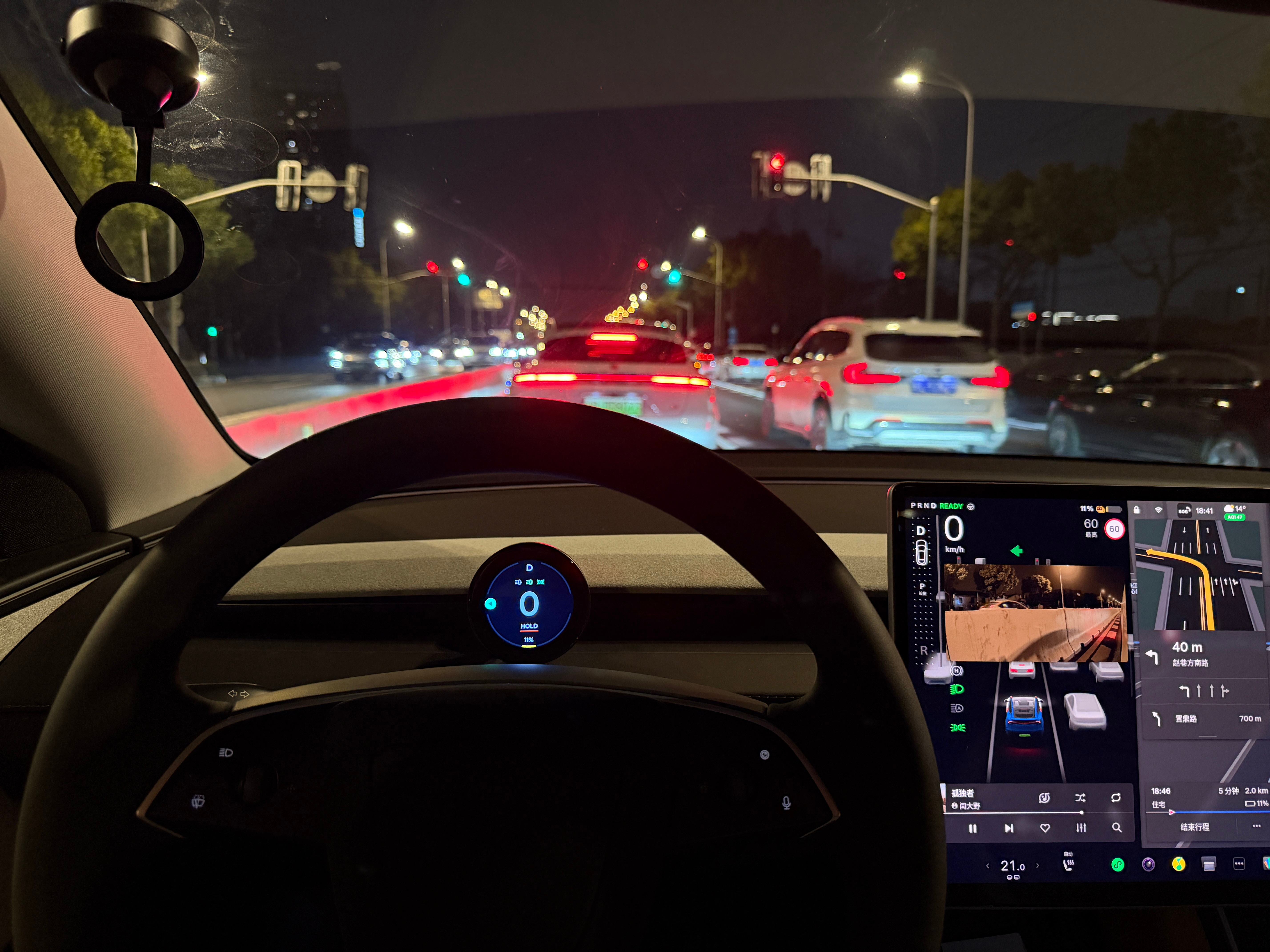 冷知识。特斯拉的辅助驾驶有着行业里最严、最变态的驾驶注意力监管，别说玩手机，手机