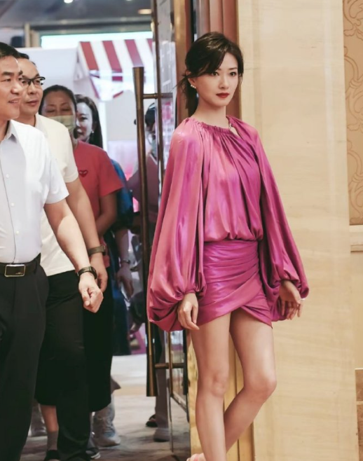 万茜,气场全开,粉裙优雅亮相,笑容迷人,真是太美了！​​​