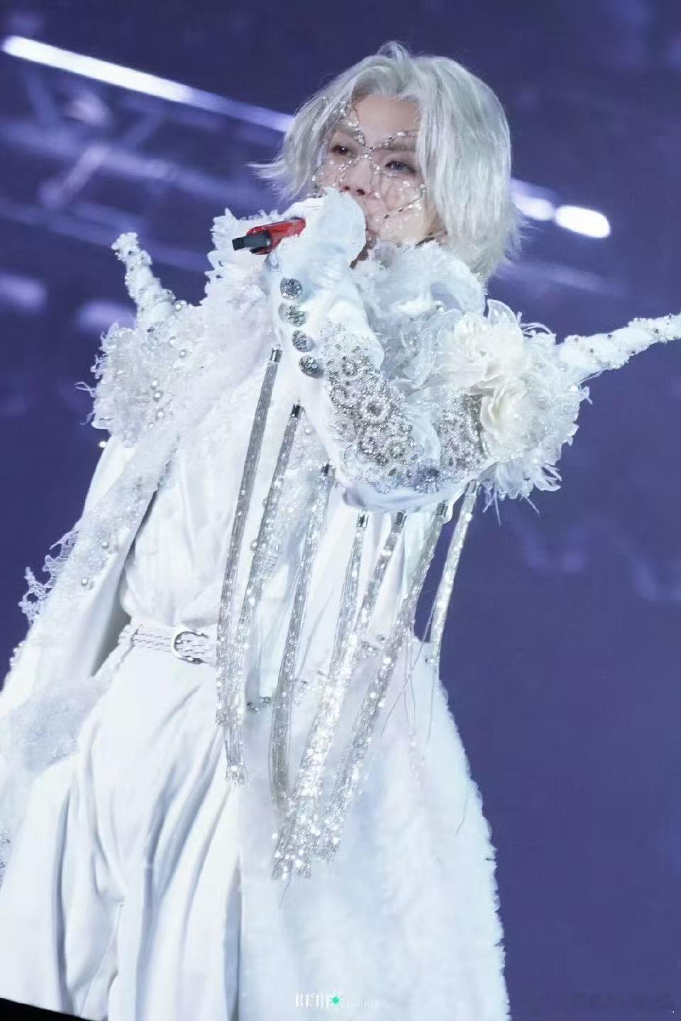 华晨宇蝴蝶脸链看直拍的时候完全被这个细节吸引住了。蝴蝶翅膀随着他的呼吸仿佛在颤