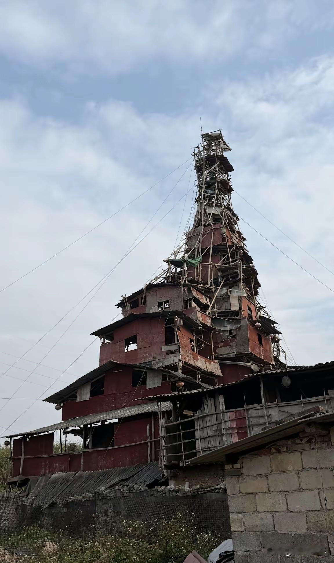 贵州兴义的“布达拉宫”🤭该建筑由村民陈天明以祖宅为基础，自2018年起逐年徒