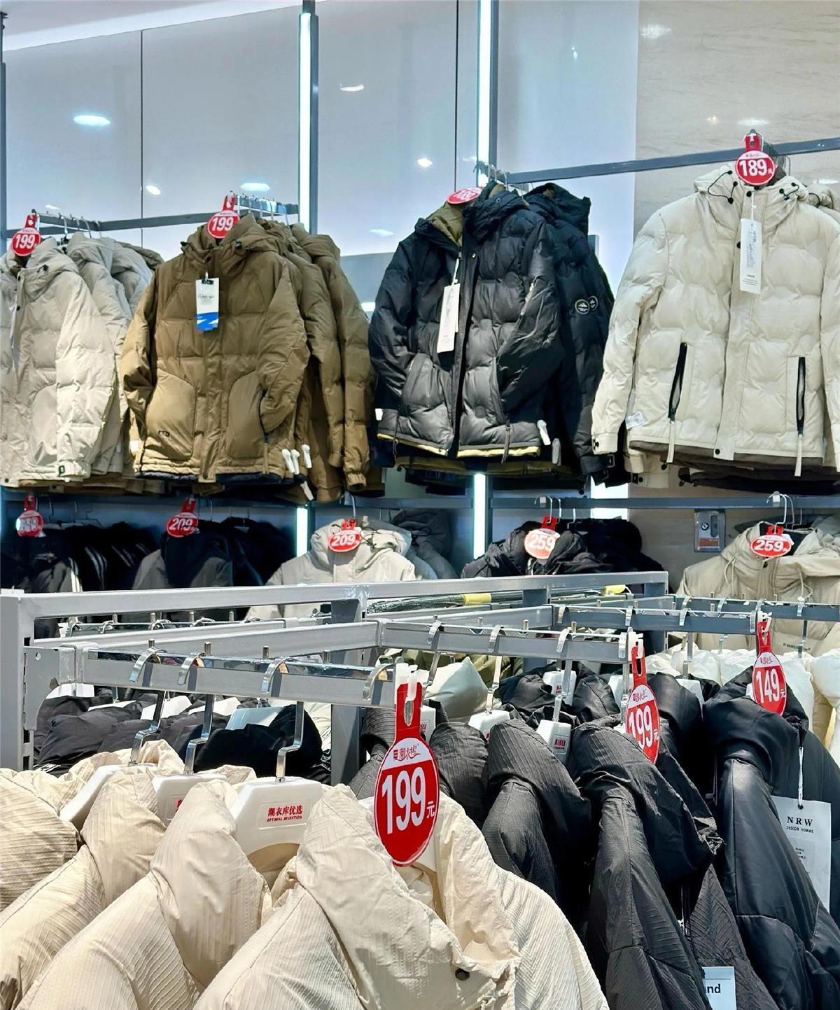 胖东来羽绒服火出圈，中产过冬不再被割韭菜羽绒服质量令人担忧：充绒量不足、以丝