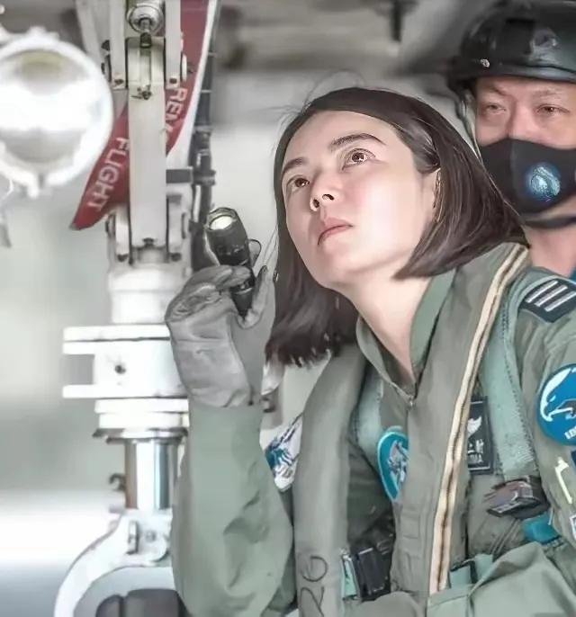 台专家蔡正元在节目中发言：台湾省一空军战机女飞行员曾放狠话说，“只要长官一下命令