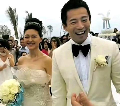 大S和汪小菲是闪婚先登记，几个月后再举办婚礼，并不是一个月内闪婚办婚礼。他们是