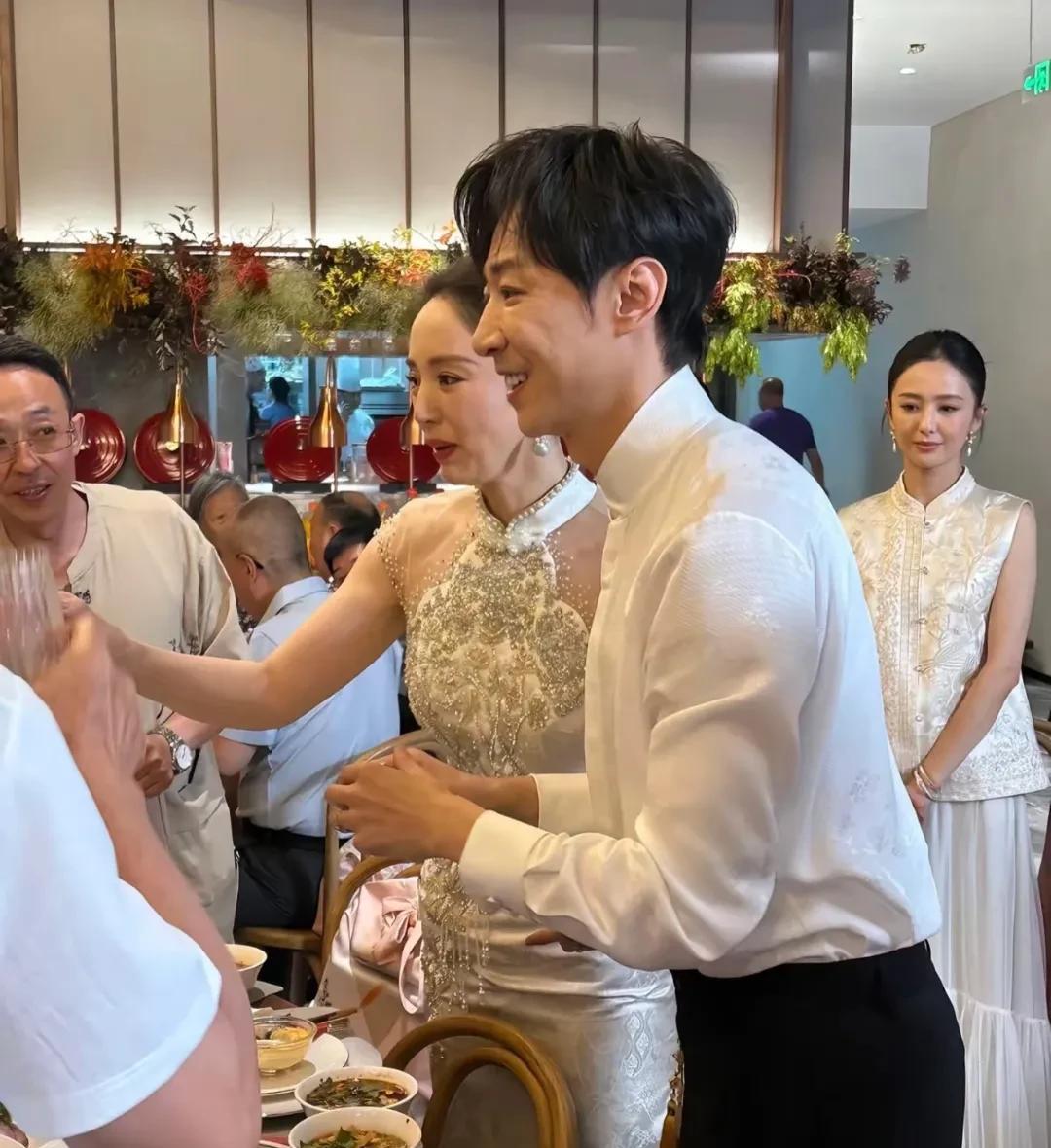 董璇官宣开启第二段婚姻，更多结婚典礼照爆出，看到了完整伴郎伴娘团合影。伴娘团画