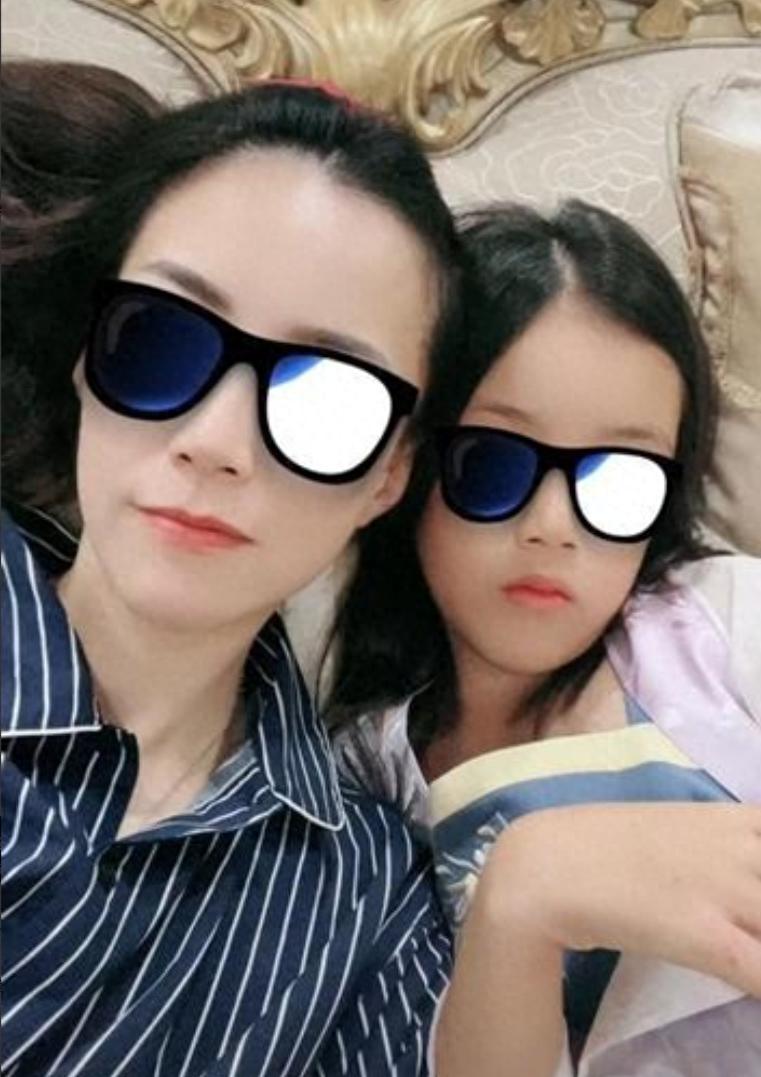 53岁霍汶希：从幕后大佬到时尚辣妈，这人生剧本比明星还带劲！没结婚的女人能活成