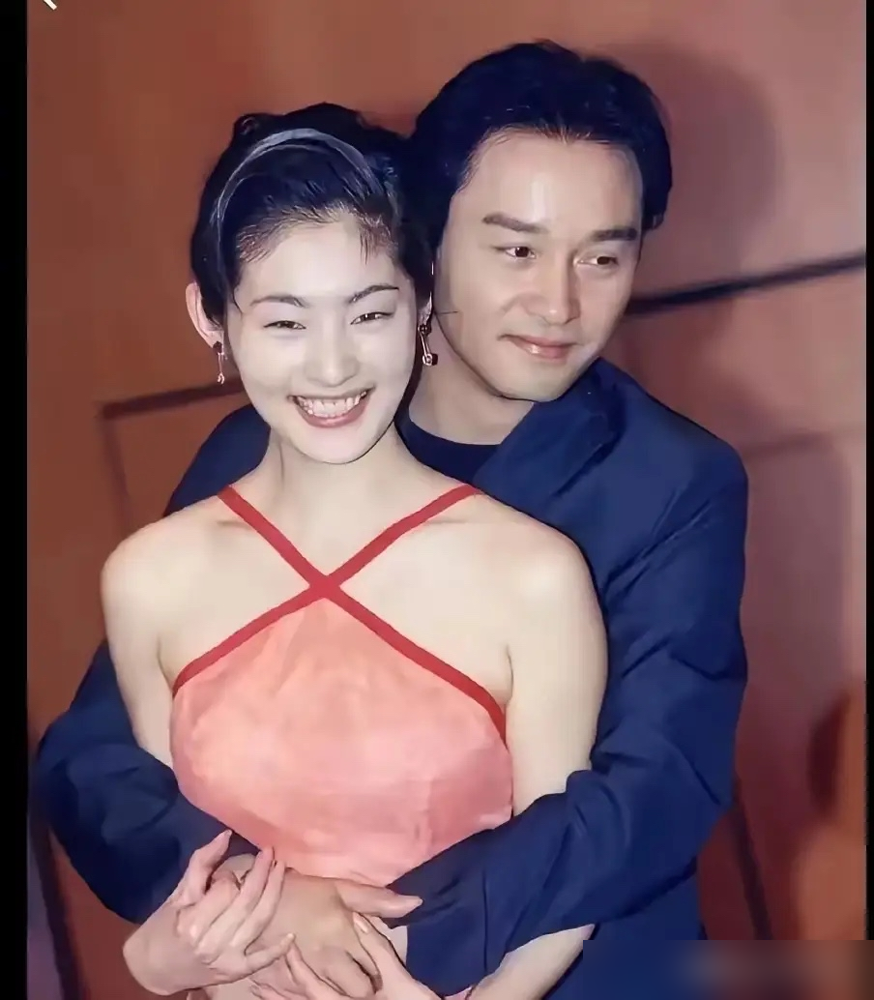 张国荣当年求婚毛舜筠，才交往三个月。17岁的她被吓跑了。1977年，两人同在丽的电视，合作单元剧擦出
