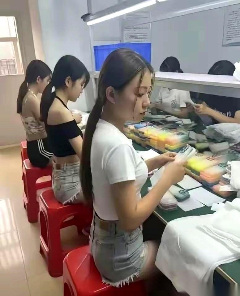 现在的小孩，你跟他们说，当年我们进厂，三大件是一个塑料桶、一床草席、一床薄被子。