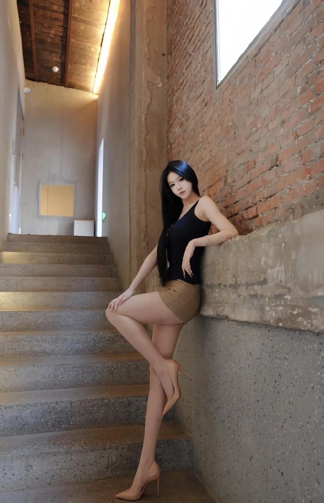 都市少女风，红砖墙前摆POSE，时尚穿搭指南有哪些女生日常好看穿搭可以借鉴女人