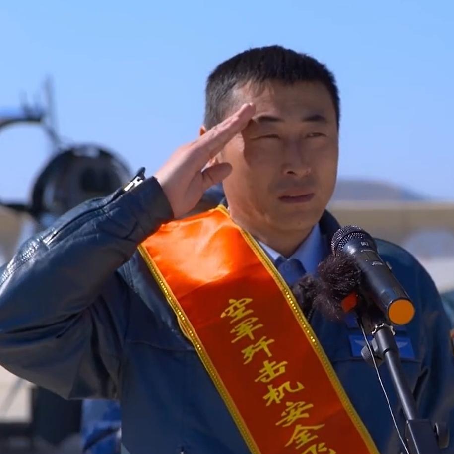 王文常，男，曾是南部战区空军航空兵某旅特级飞行员。驾驶歼击机安全飞行5290小