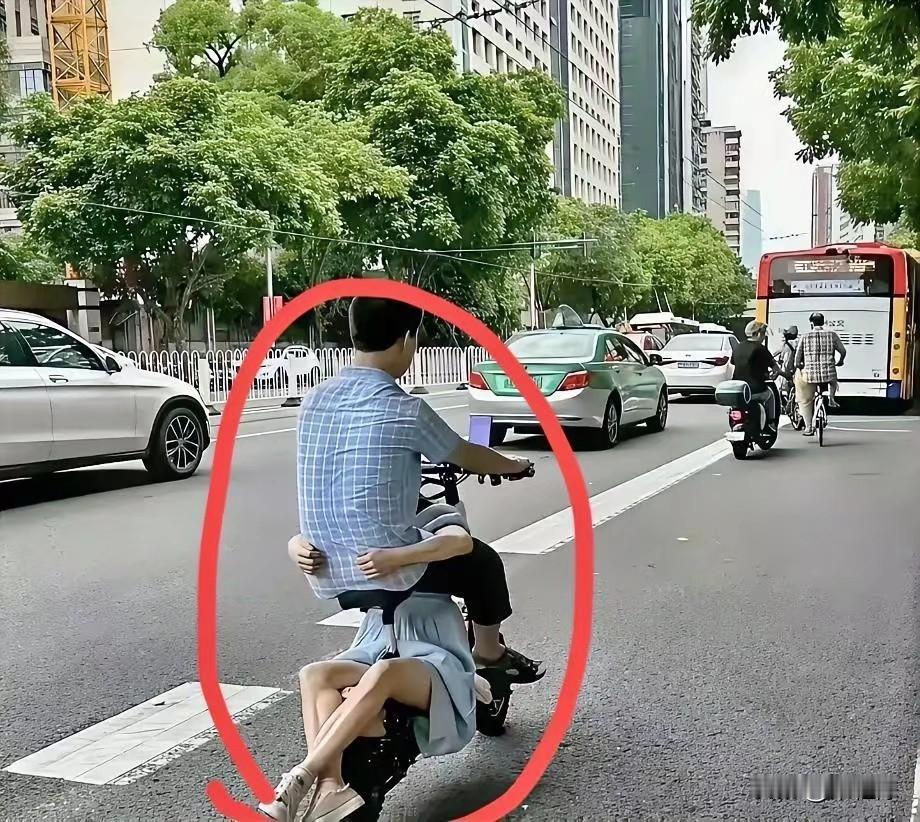 这是谁家的女儿？卑微成这个样子的感情有什么好坚持的！？父母如果心疼女儿，为什