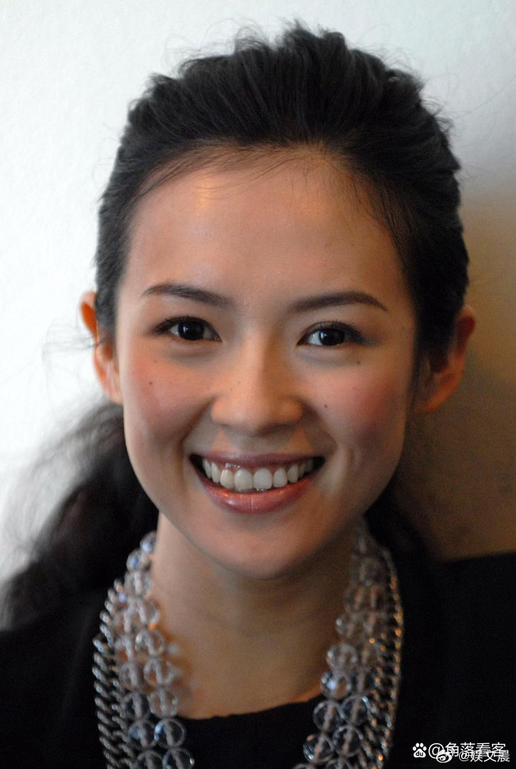 年少时期的章子怡自带灵动稚气，温婉笑容格外治愈，搭配精致项链衬托典雅气质，容颜夺