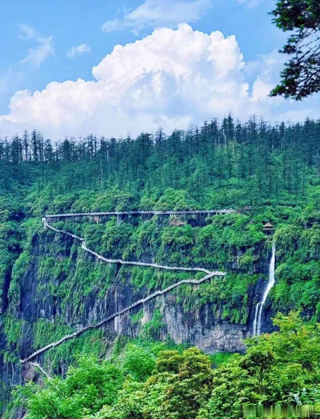 眉山避暑宝藏地整理好！瓦屋山密林瀑布、峡谷漂流超解暑，七里坪禅道清幽，柳江古镇踩