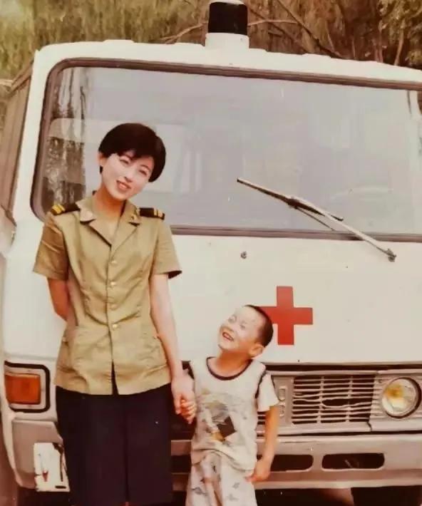 这张照片拍摄于1991年6月1日，四川省成都市某部队医院护士长休息时，带着首长儿