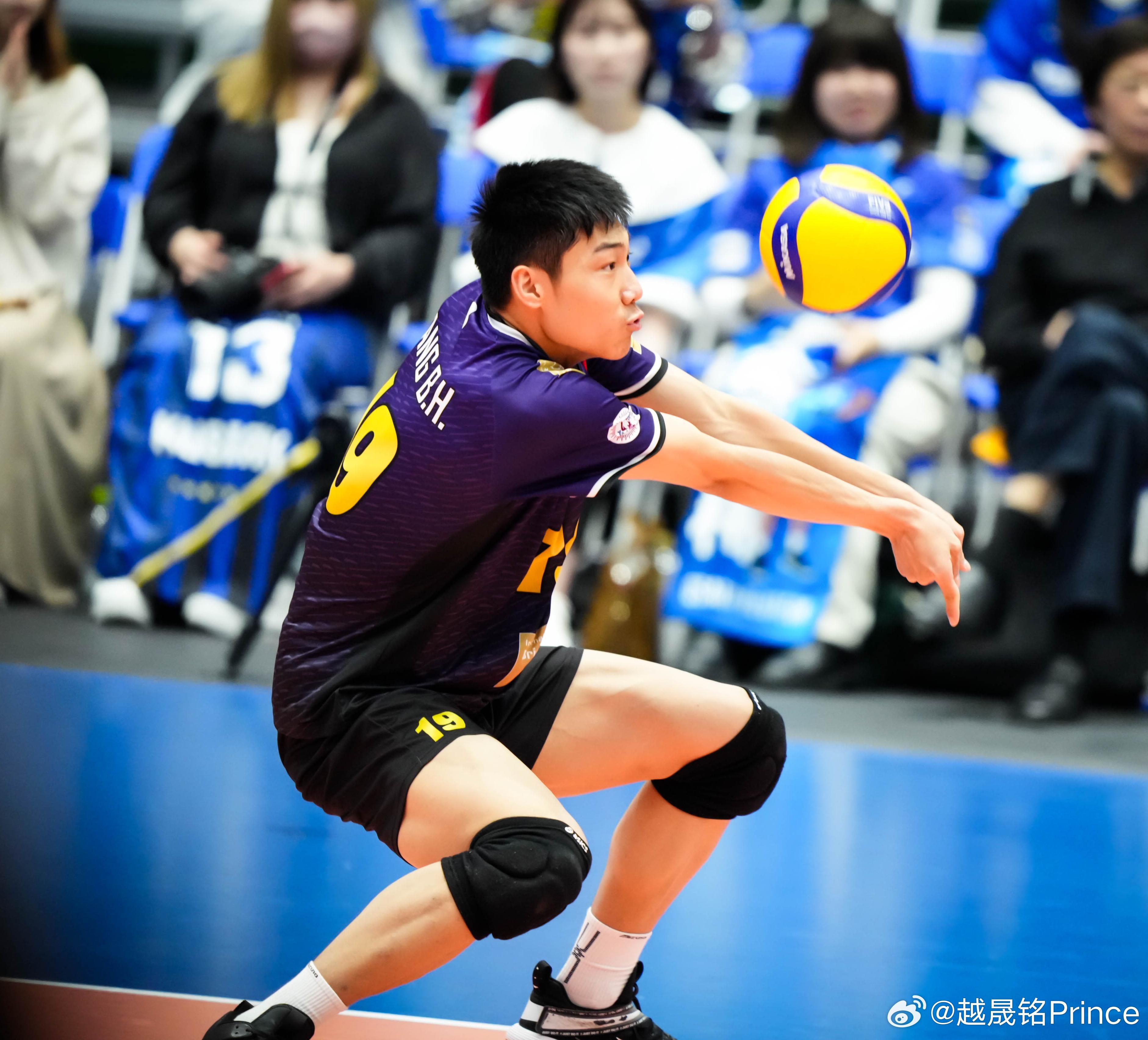 🏐首届亚冠男排联赛中，年龄最小的球员（18岁）是来自中国上海光明俱乐部的王泊