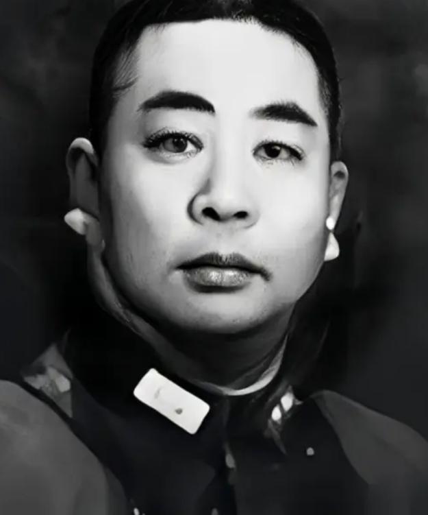 1959年，被关在功德林的国军中将，半夜去上厕所，却发现身后有一个白衣女子，他顿