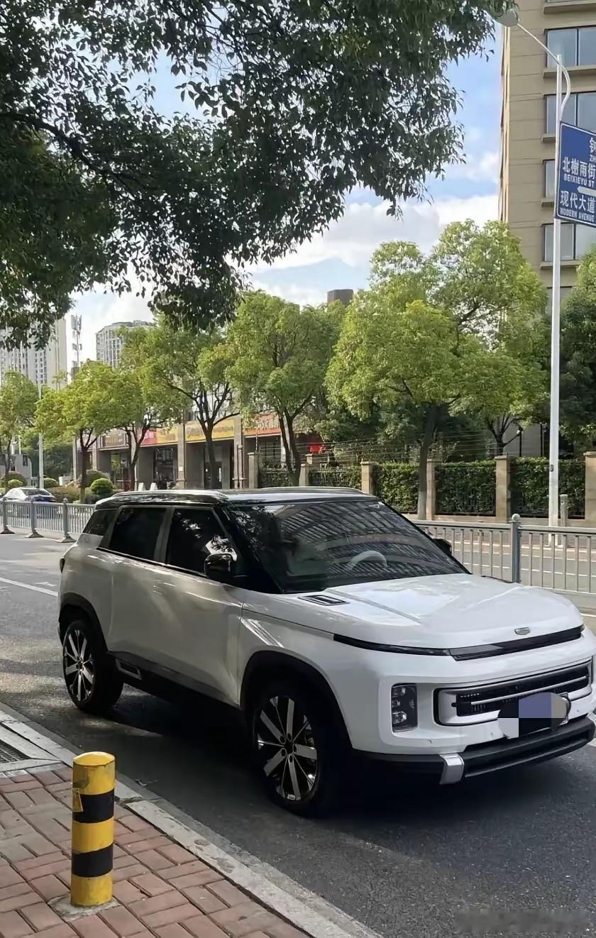 天冷了，前两天发现车子轮胎胎压只剩2.2了，考虑要跑长途，就到维修店补气，师傅说