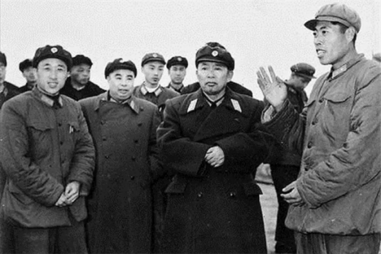 1956年，毛主席正坐飞机从广州返回北京，可飞机到河北衡水时，突然与北京指挥中心