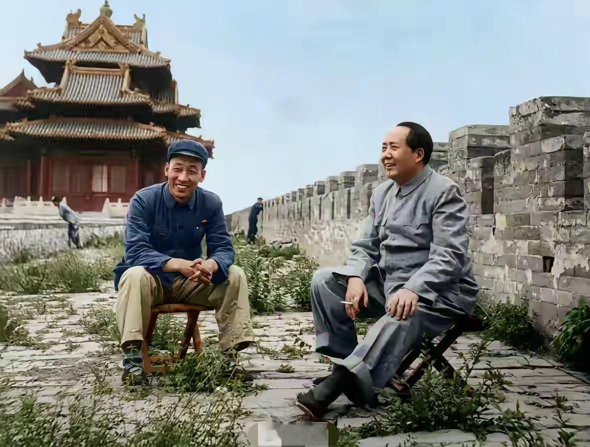 一张经典老照片欣赏。1954年5月17日，毛主席视察故宫，于东北角楼城墙稍作休