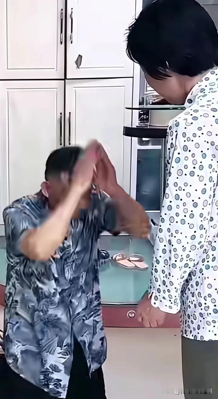 大儿子听到这句话，给他妈磕了一个头，扭头走了。老太太🈶俩儿子，老大结婚生子日子