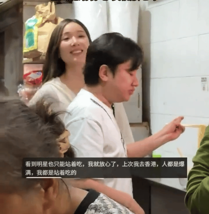 不是香港明星不抬架子纯粹是香港人都不追星没想到香港的服务业靠王祖蓝洗白了[捂