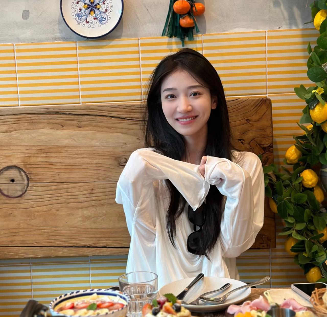 同样的经纪公司，一个季度拍7部，一个只拍1部。资源分配的天平，从一开始就倾斜了