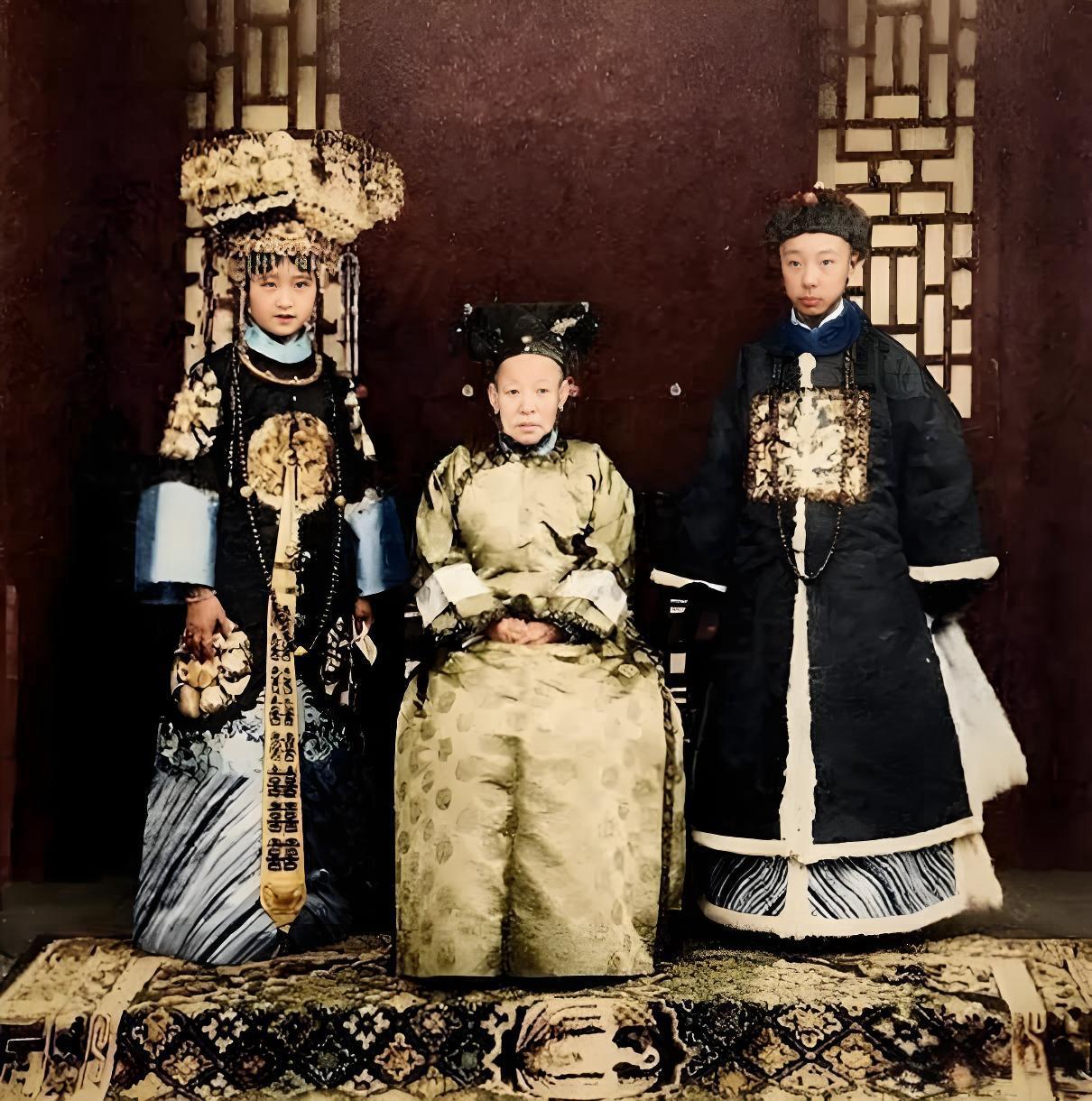 这张照片是溥杰与唐怡莹的结婚合影，中间的老太太是溥杰的祖母刘佳氏（醇贤亲王奕譞的