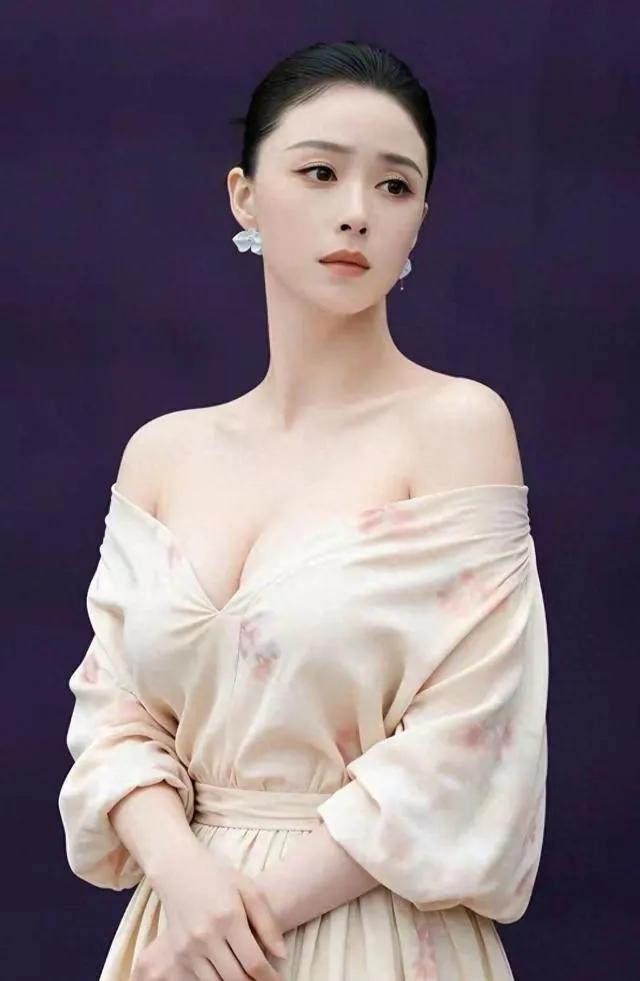 蒋欣的美，真的越品越有味道✨一身新中式碎花长裙，温婉大气，把东方女性的韵味拿捏