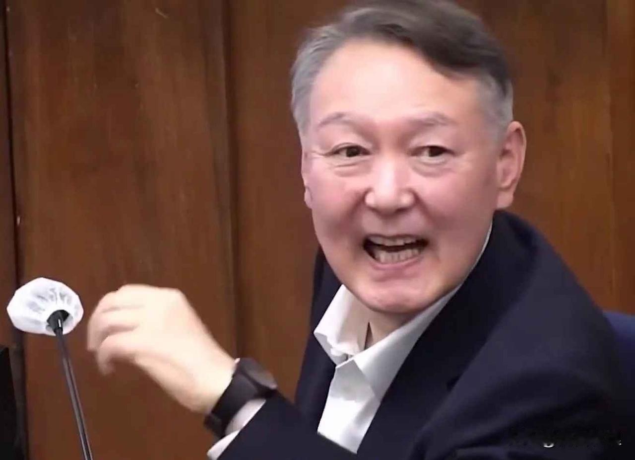 尹锡悦庭审狂笑怒骂旧部：从“权力巅峰”到阶下囚谁能想到，那个刚当总统时被无数