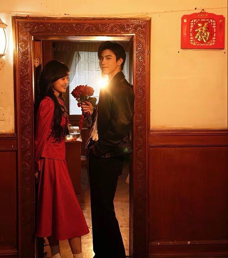 女明星差5岁长得像双胞胎！但搭档的男演员身高差出21厘米，这合理吗？看到《点