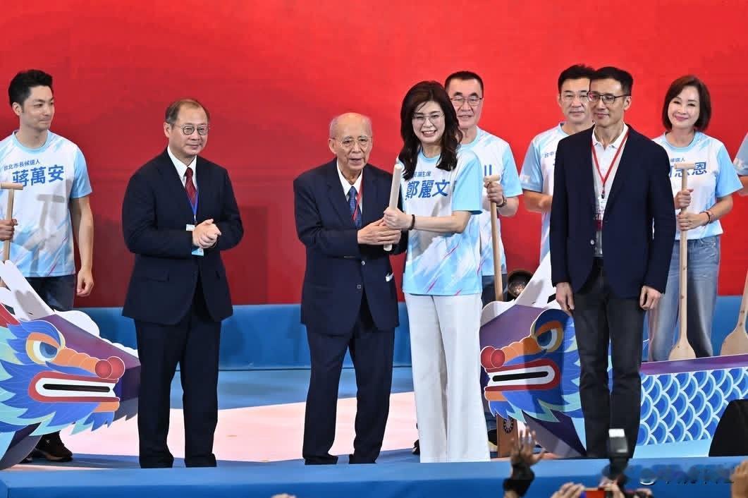 吴伯雄的坚持已经八十八岁，曾三度病危的中国国民党前主席吴伯雄，身形显得苍老消