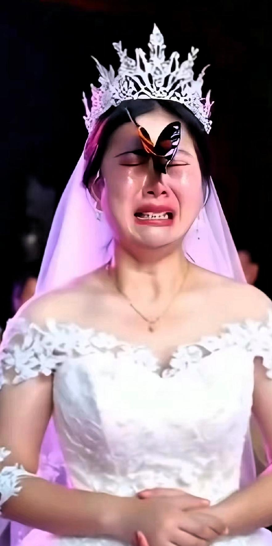泪奔，看哭了，新娘大婚当天，身着红妆正满心欢喜地准备迎接新生活，一只蝴蝶忽扇着翅