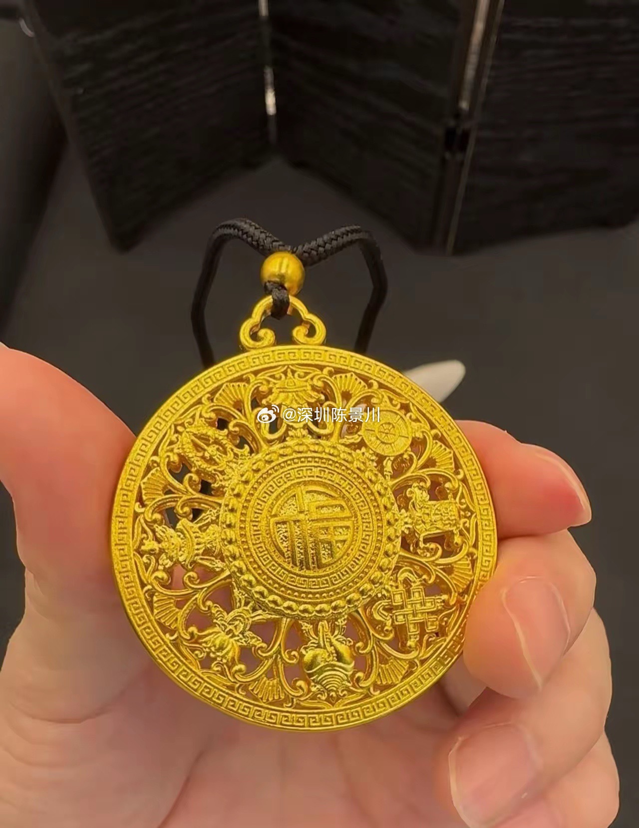 今天是10月4日看看金价，以前大妈抢黄金，现在年轻人成买金主力了！今天是2026