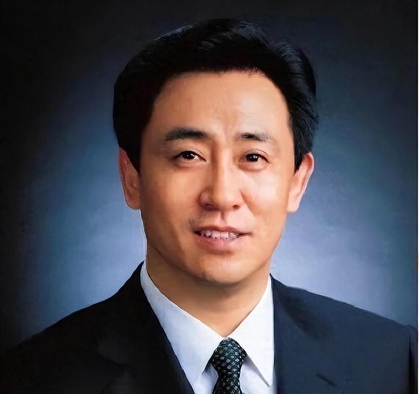 肉眼可见变化！许家印近况体态反差惊人，沧桑背后皆是因果，网友态度很一致✨大