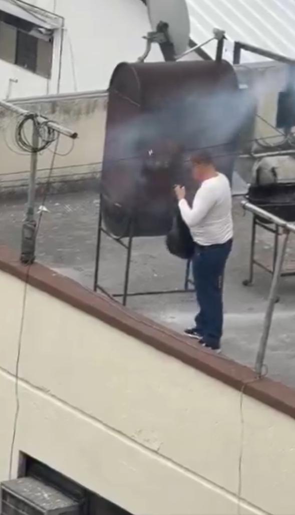 一名古巴官员在基多大使馆屋顶焚烧桶装文件。根据《维也纳外交关系公约》，这是在20