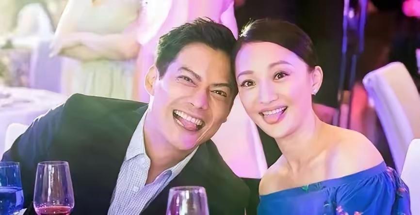 2010年，周迅前男友贾宏声趁父母不注意，从14层一跃而下，父母跑下楼时，他已身