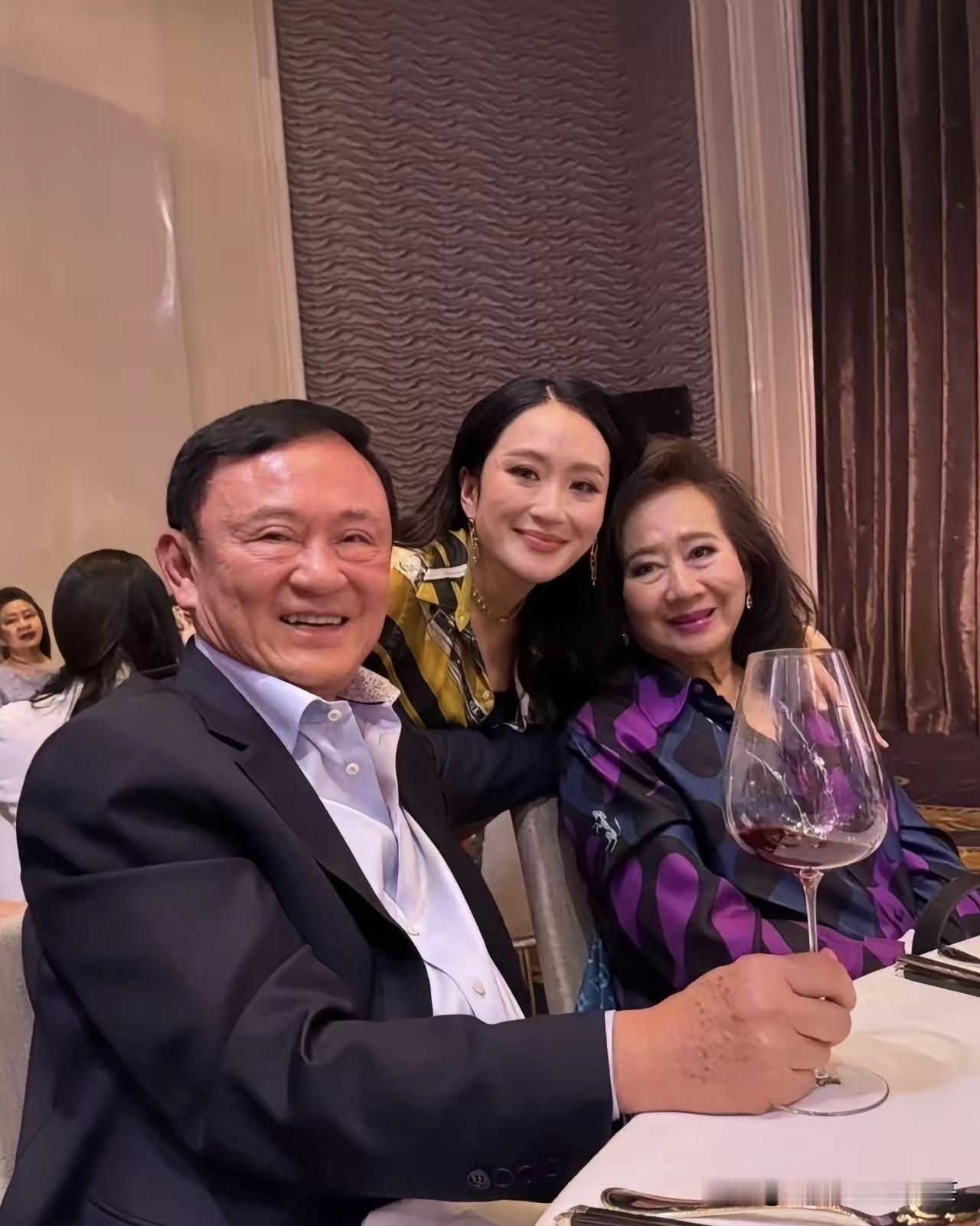 他信和妻子朴乍曼离婚多年，但是这么多年他们依然生活在同一个屋檐下。当时他信夫妇离