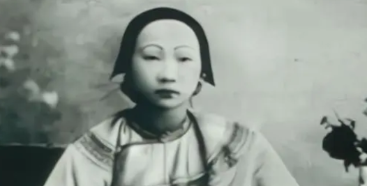 1961年，58岁的马步芳对18岁的五姨太说：“把你妈妈和两个妹妹叫来伺候我！”