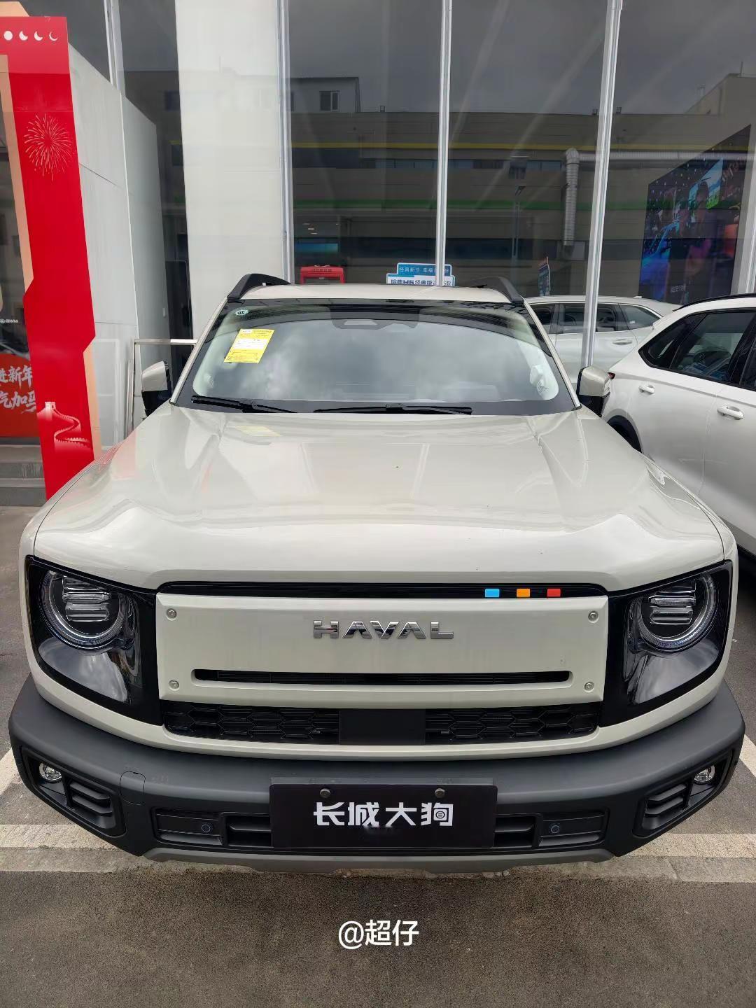 长城大狗混动版和燃油版对比。外观变化不大，无非就是覆盖件更换下，看来大狗这套外观很能打，长城现在都不