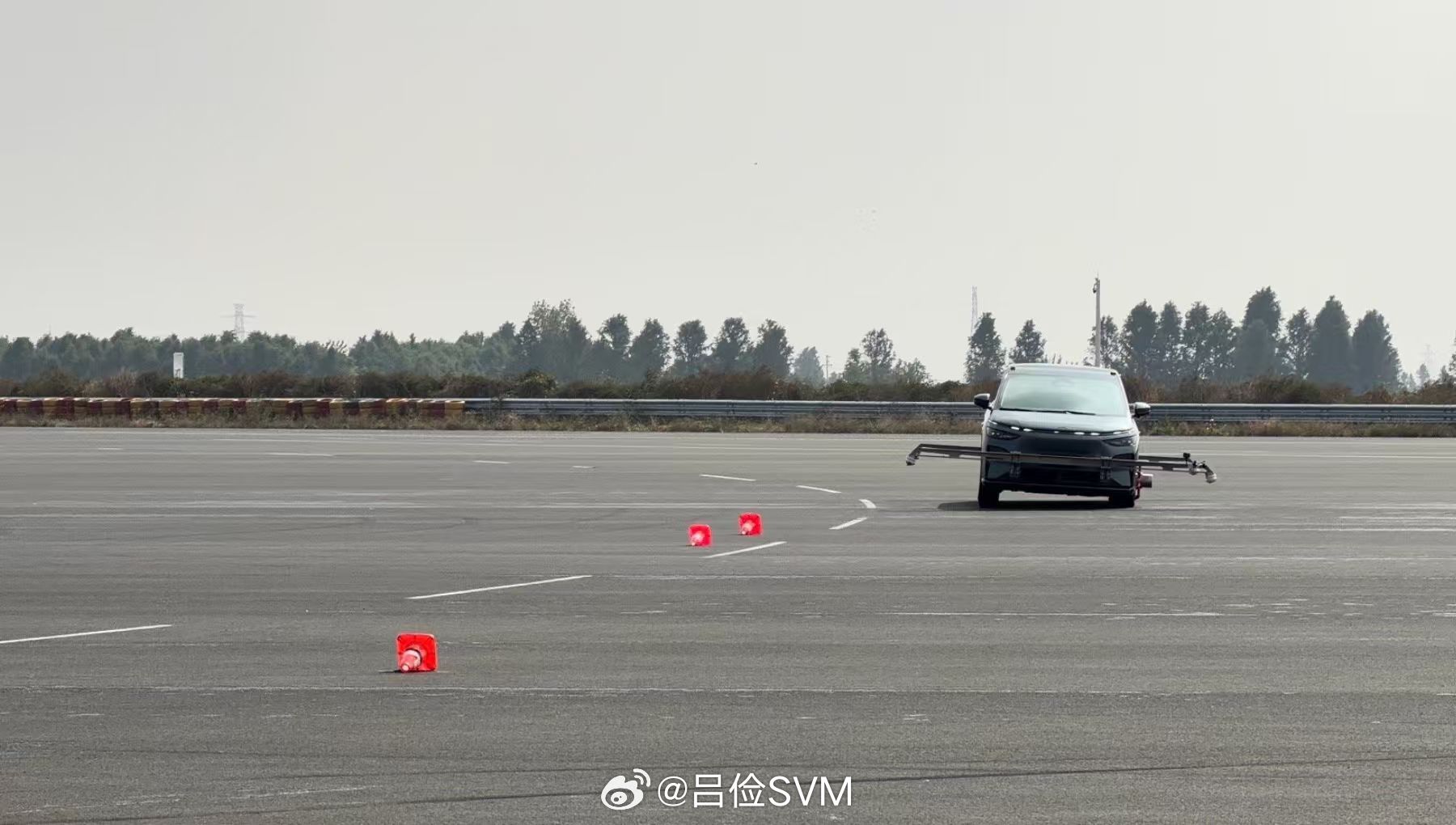 小鹏X9高速爆胎测试成功，我看有些人波澜不惊，觉得没啥，因为他们也不是第一家了。