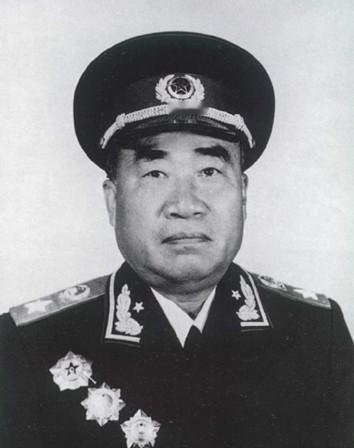 解放时期的一个早晨，村民陈亮的妻子像往常一样来到自家的菜地，准备割些南瓜叶喂猪。