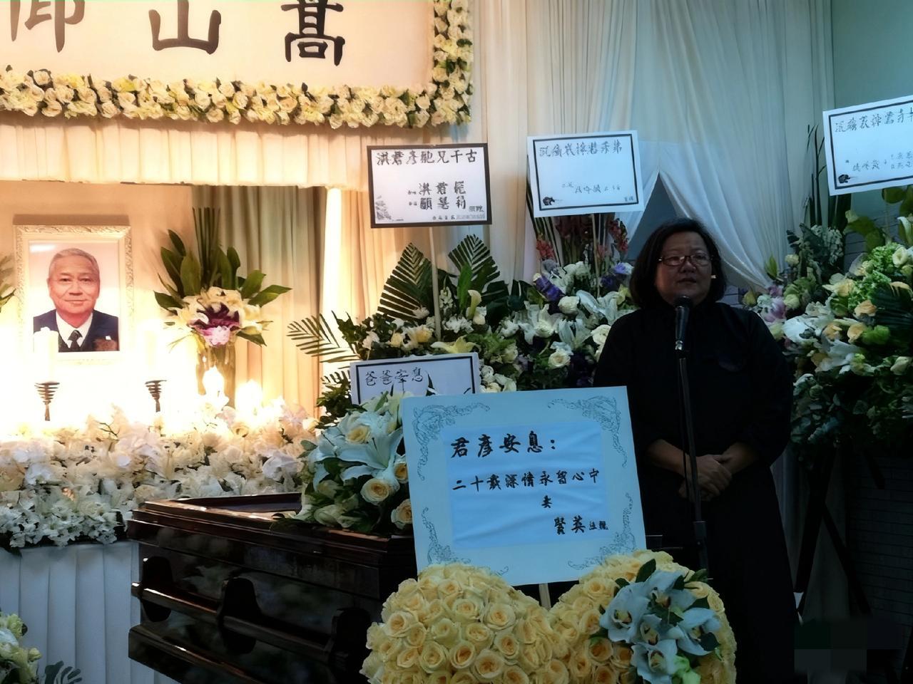 2012年，洪晃在父亲洪君彦葬礼上，一张罕见的留影，她一身素服，站在灵堂前，难掩