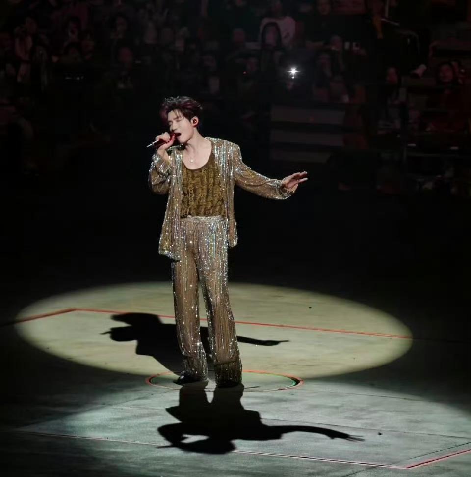 陈楚生成都演唱会最佳服装当属这件布灵布灵的却又很重很重的金色套装！衣服很飘，人