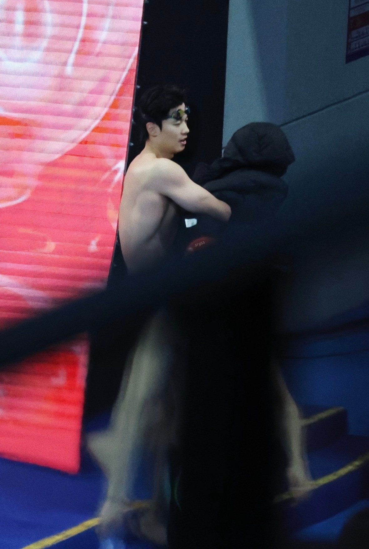 这真的就是偷看女神去更衣视角了