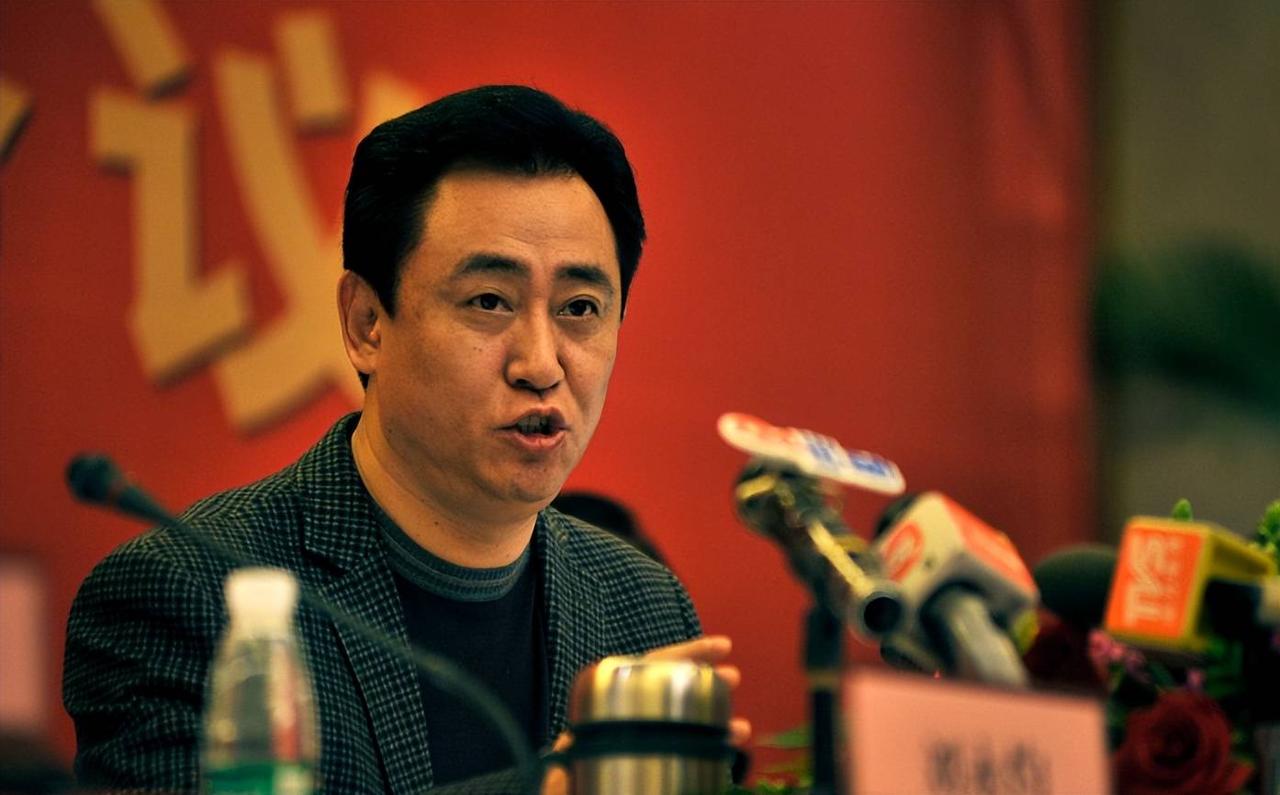 抖落大衣有人接，抖落的恒大谁来接？许家印这个人，最传神的，不是他说过什么大话。