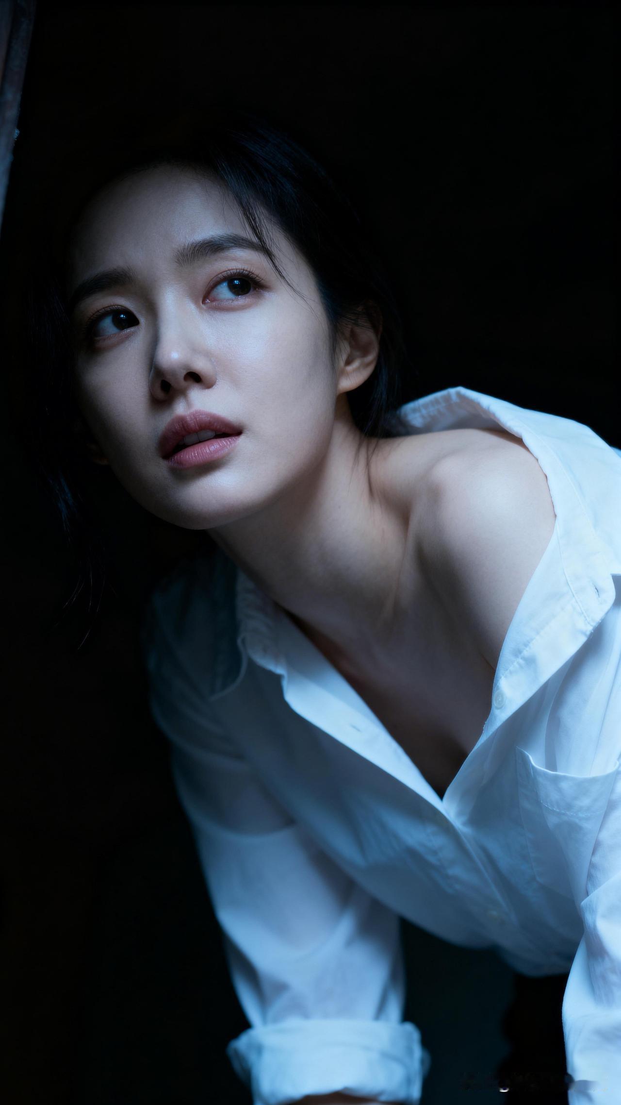 月色如水，美女如画。女星谁最耀眼“光影交错中的沉思，白衬衫的纯净与神秘”📸?