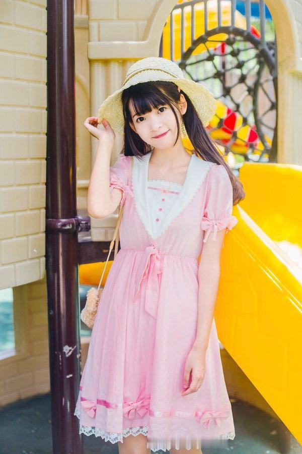 甜美少女风，粉色连衣裙搭配草帽，阳光下的可爱瞬间甜美少女分享美少女倩影粉系