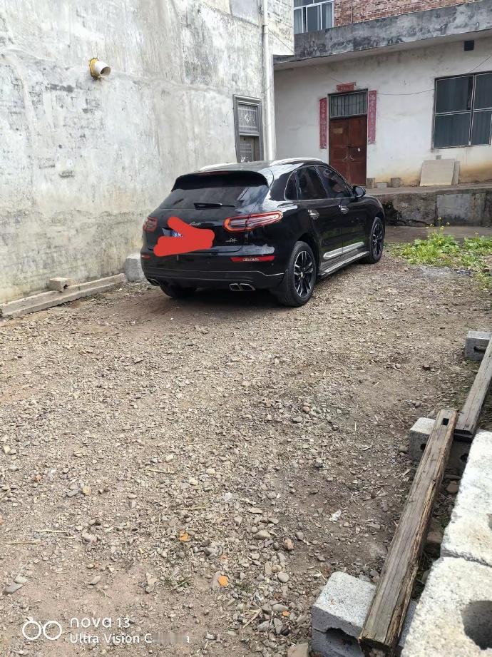 村里第一个“风光人物”今年回来得特别早，腊月二十就进村了。是我远房堂哥，叫陈志强