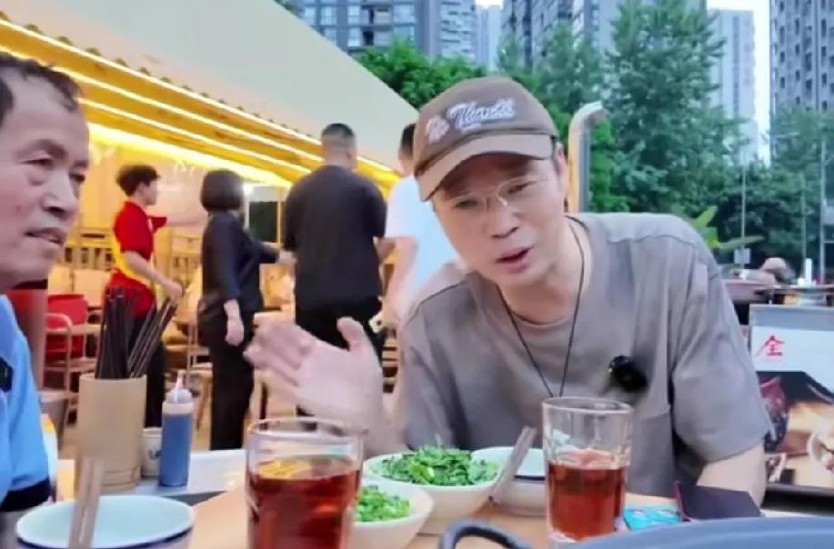 演员王迅在拍摄的时候遇到一位环卫工人大爷，两人聊天中得知，大爷已经好几个月没有发